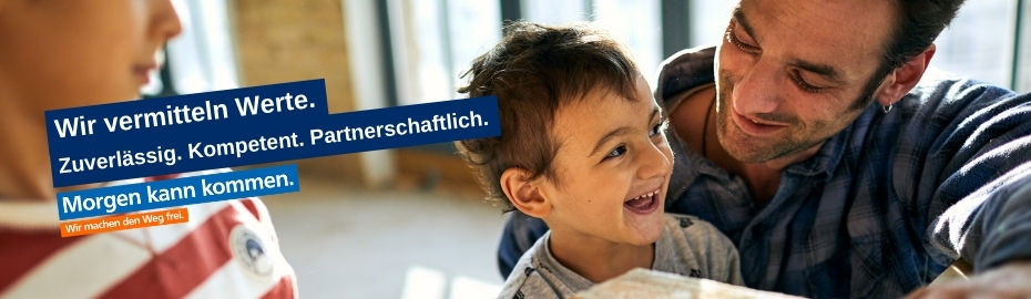 Ein Vater steht neben seinen zwei lachenden Kindern