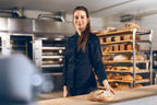 Lea Wagner, Bäcker- und Konditormeisterin, in ihrer Backstube