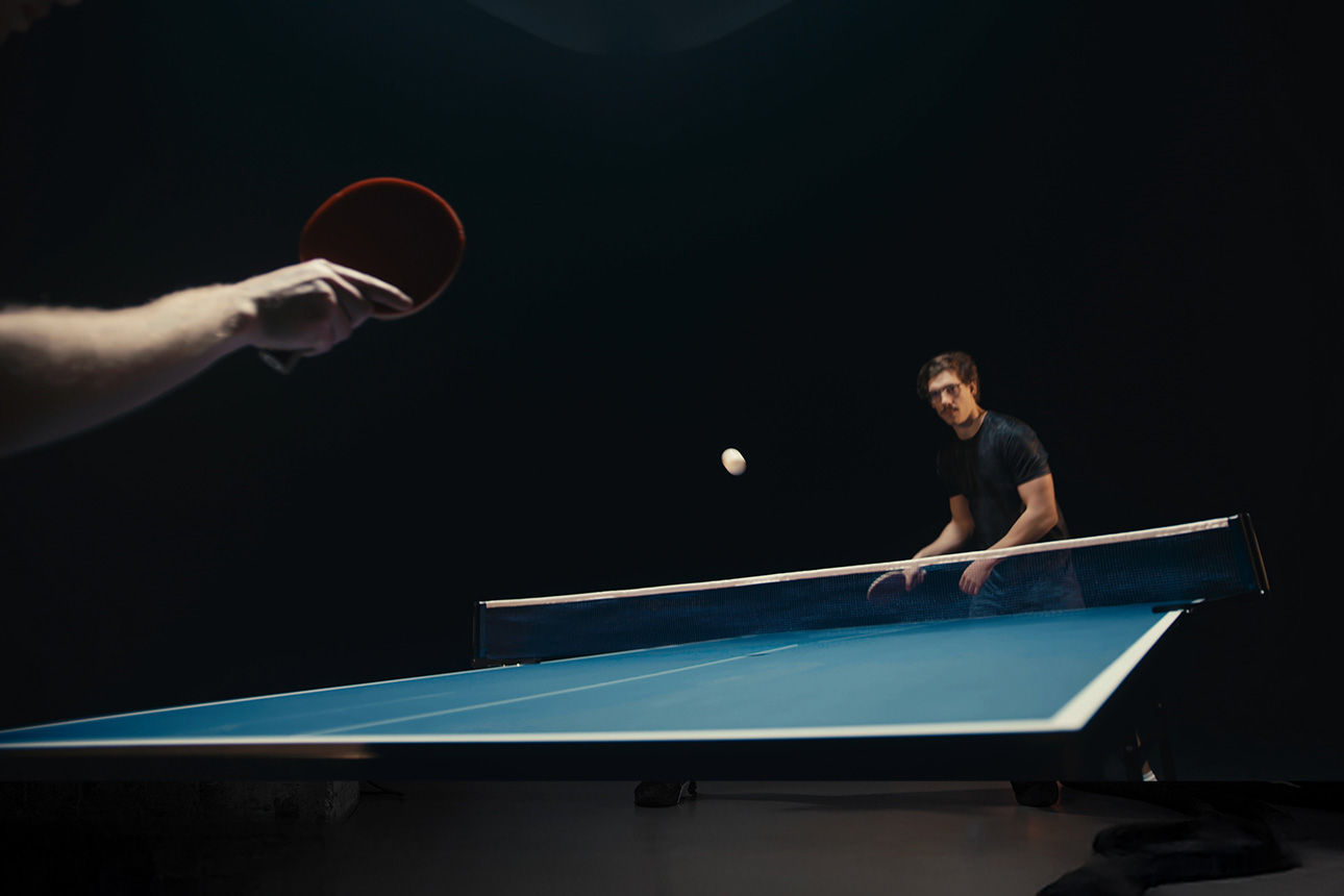 Zwei Personen die taktisch Tischtennis spielen.