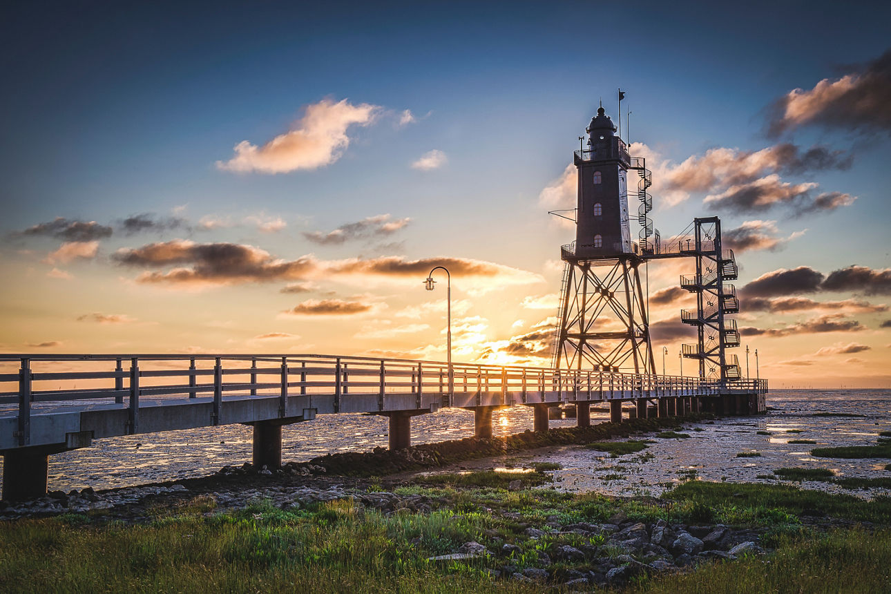 Ein Aussichtsturm am Meer mit einer Plattform