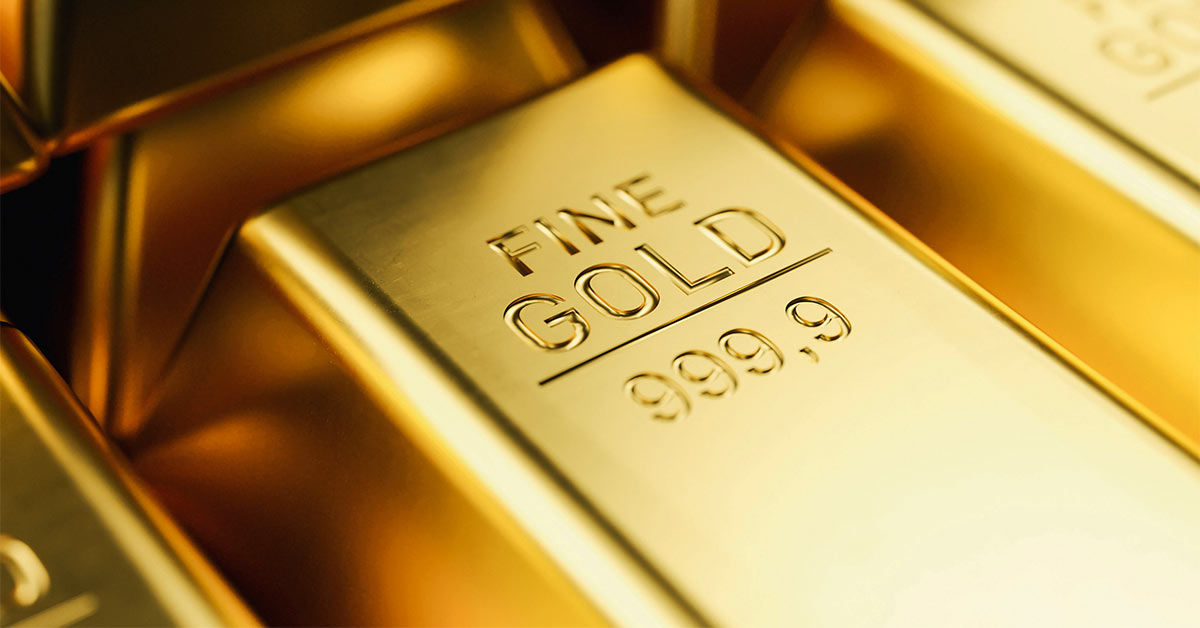 Ein Mann im Anzug zeigt einen Gold Barren