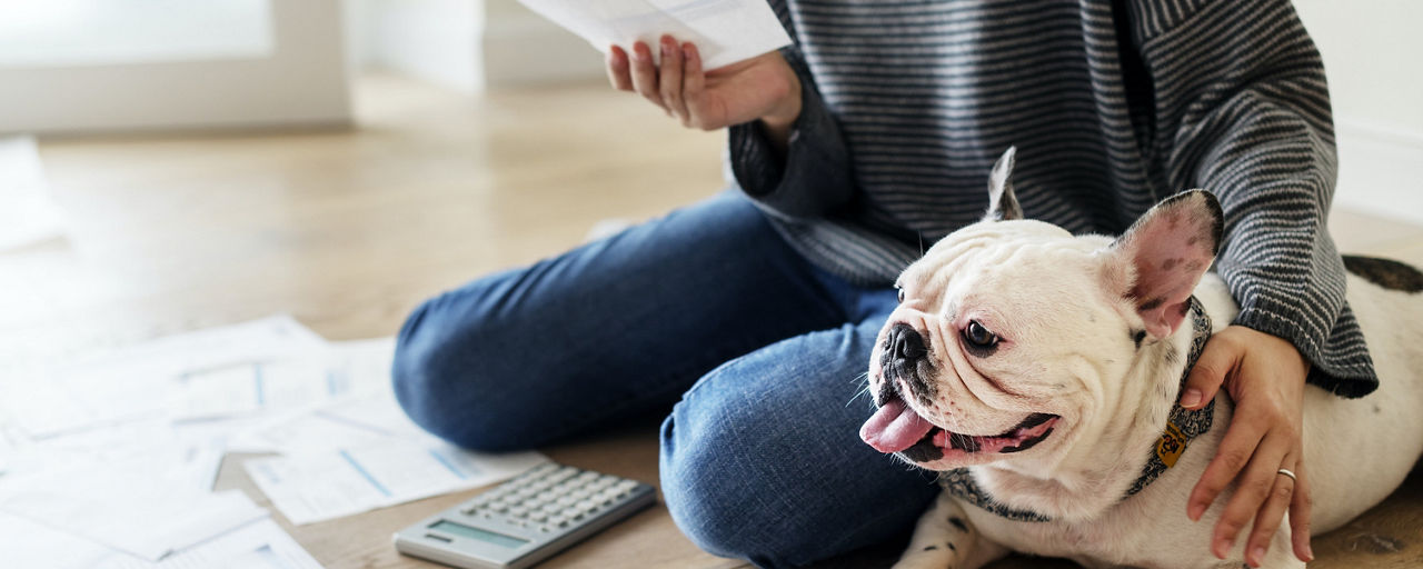 Frau mit Hund auf dem Boden