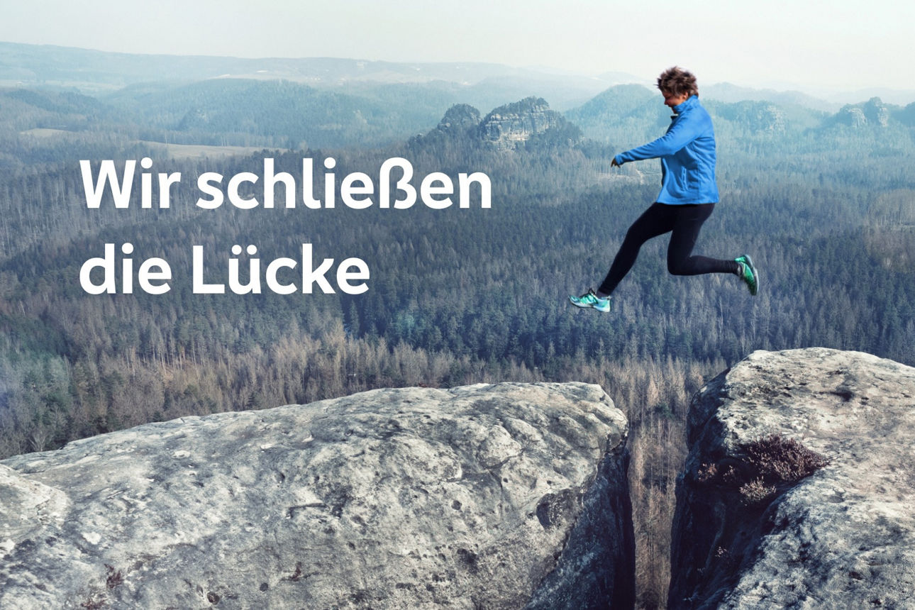 Frau springt von Stein zu Stein über eine große Lücke