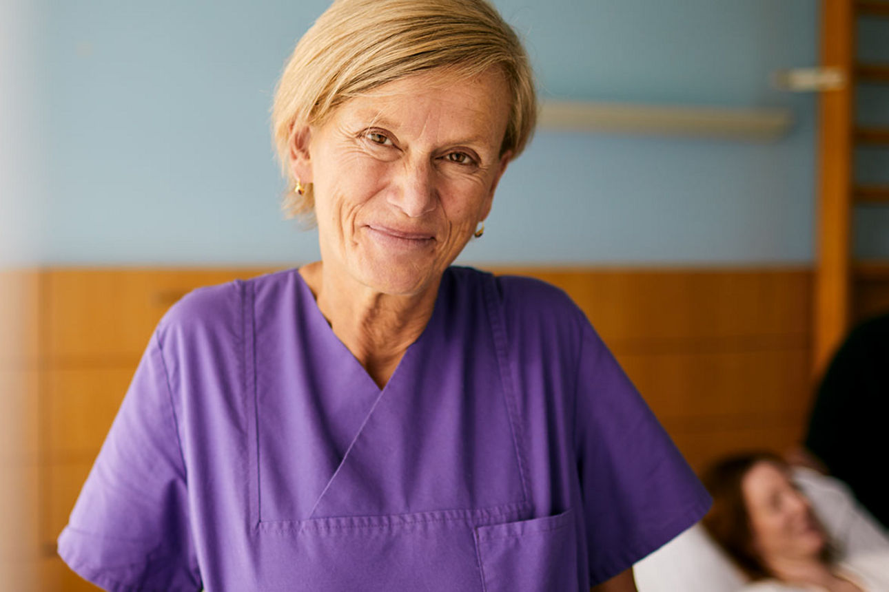 Ärztin lächelt in Kamera