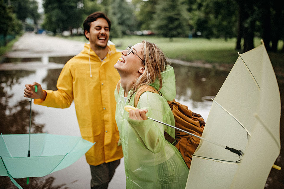 Zwei Menschen lachend im Regen