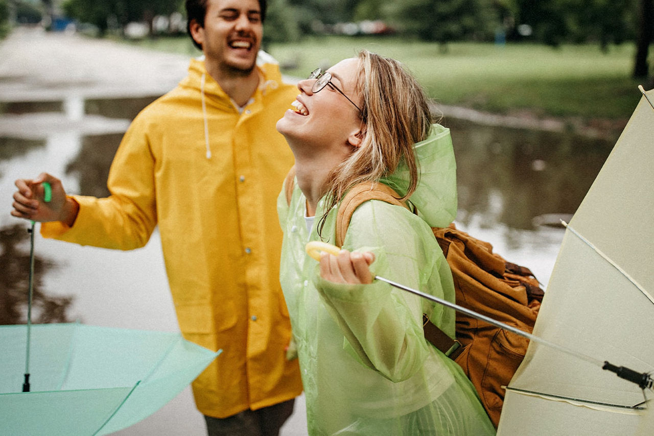 Paar freut sich über Regen