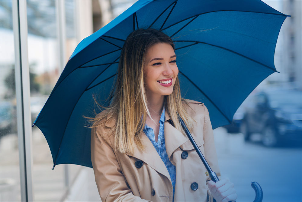 Junge Fau mit Regenschirm