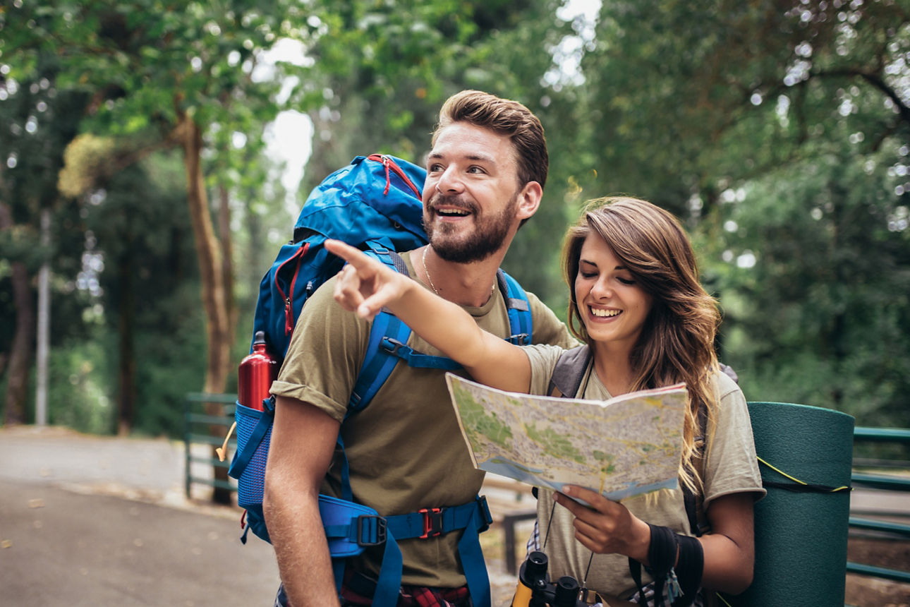 Ein Paar beim Wandern