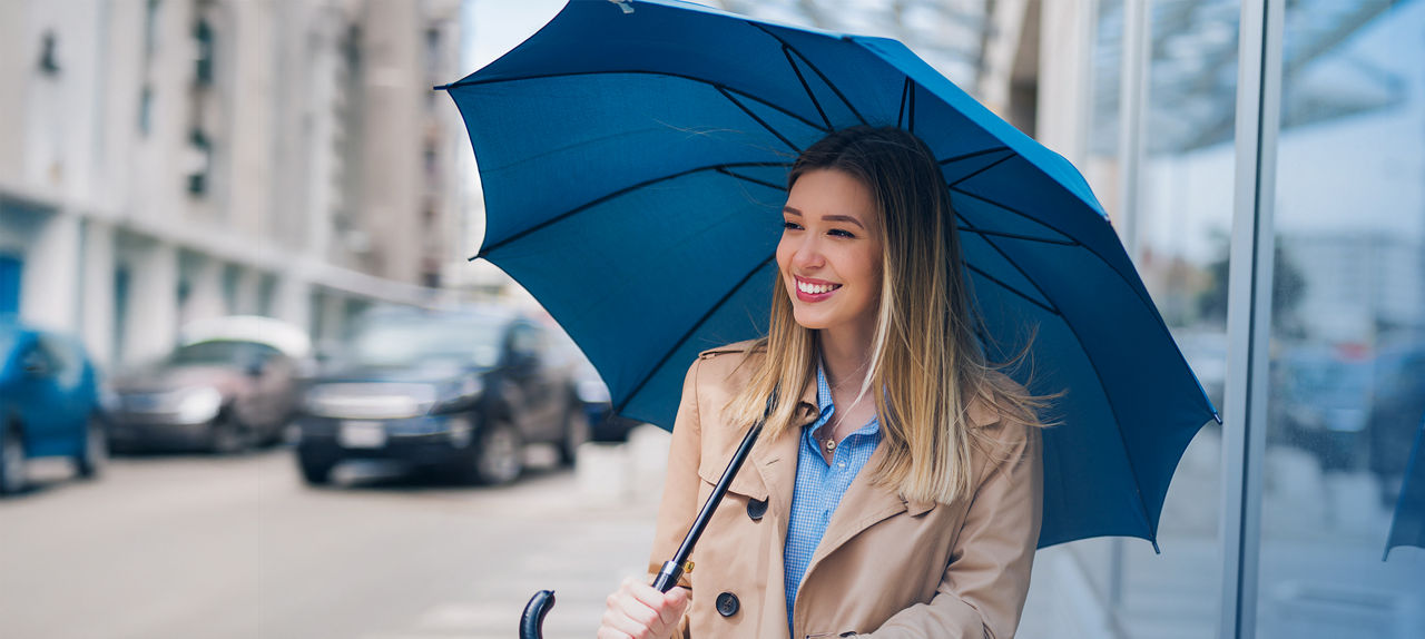 Frau mit Regenschirm in der Innenstadt