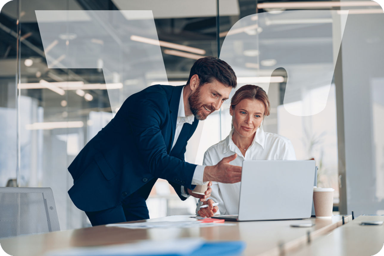 Mitarbeiterin bespricht ein Online‑Projekt und präsentiert die Ergebnisse einem erfahrenen Teamleiter.