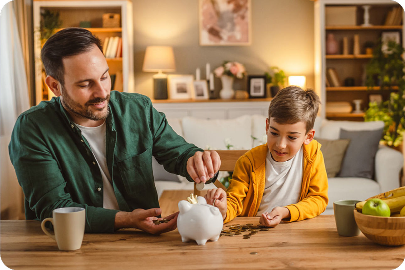 Ein Vater und sein Sohn packen Geld in ein Sparschwein.