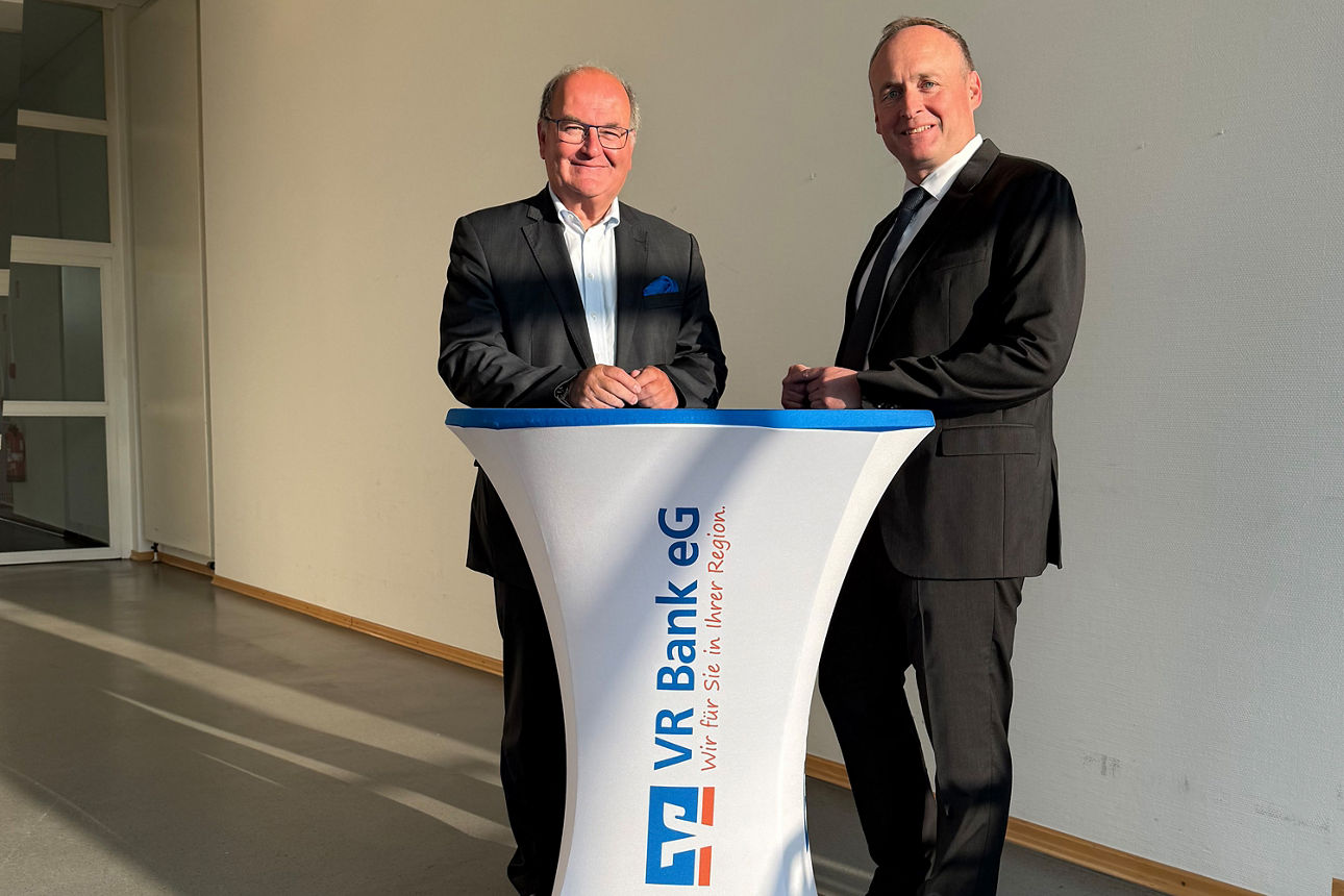 Die Vorstände stehen am Rednertisch