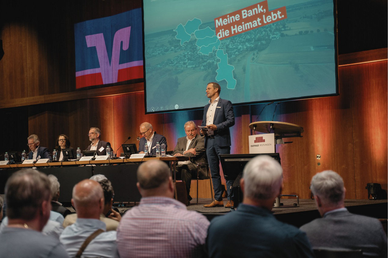 Vertreter folgen der Vertreterversammlung Vorstandsvorsitzender Jörg Niethammer spricht.