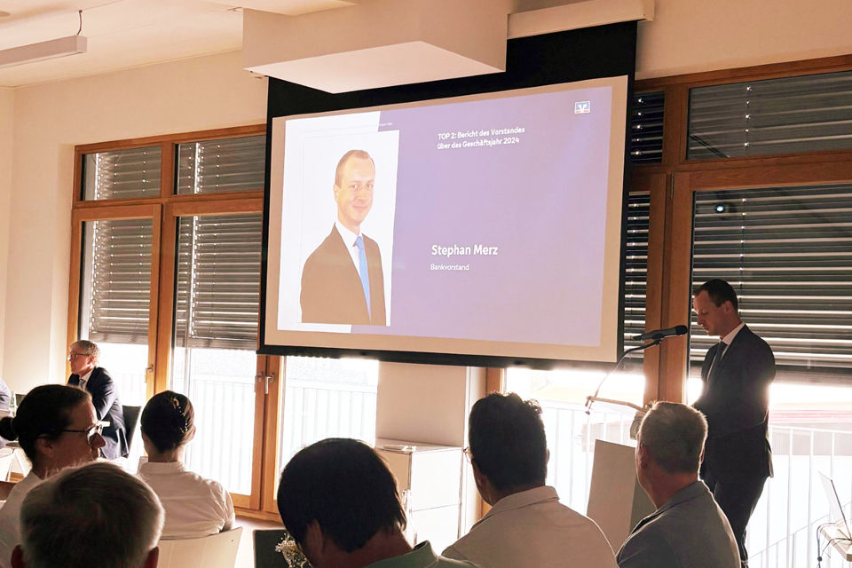 Vorstand Stephan Merz bei seinem Bericht an der Vertreterversammlung 2025