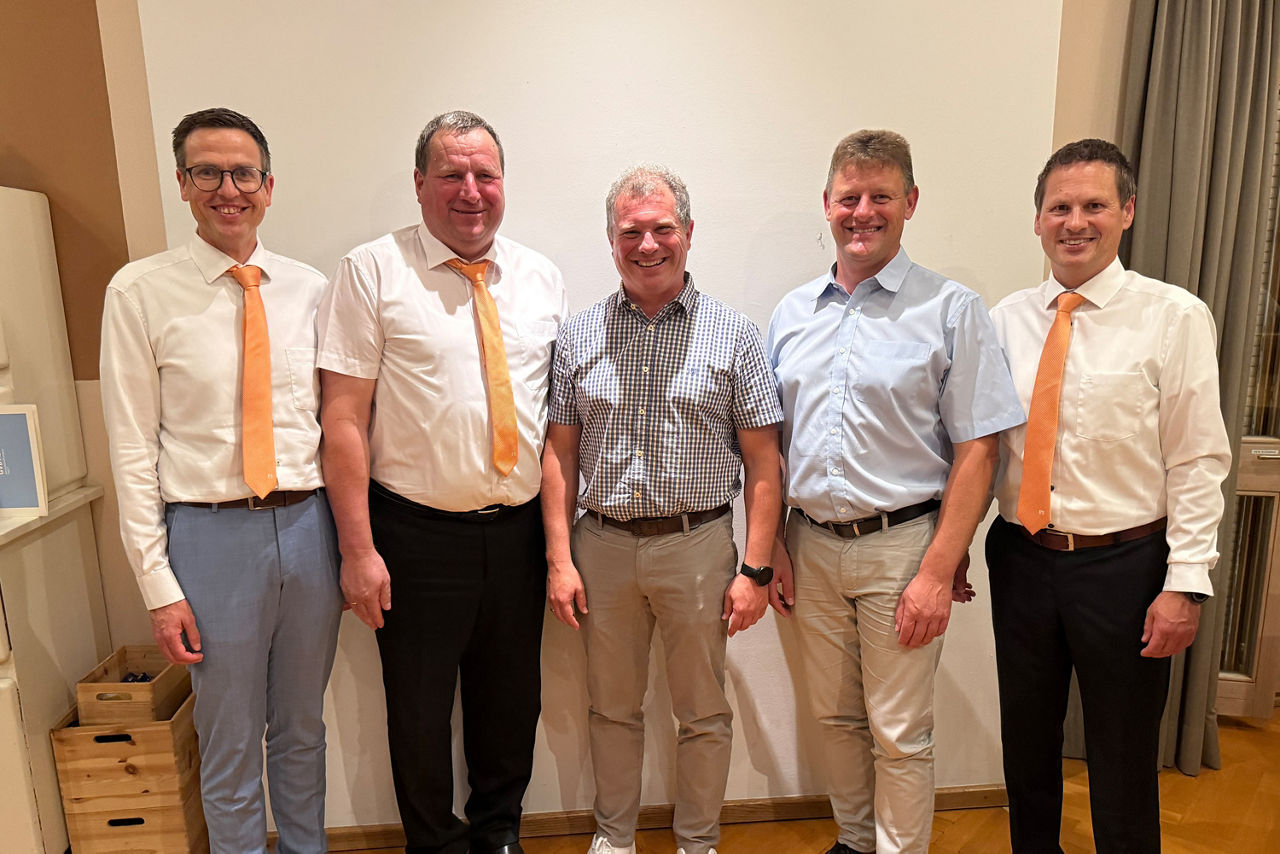 Fünf Männer in Anzügen