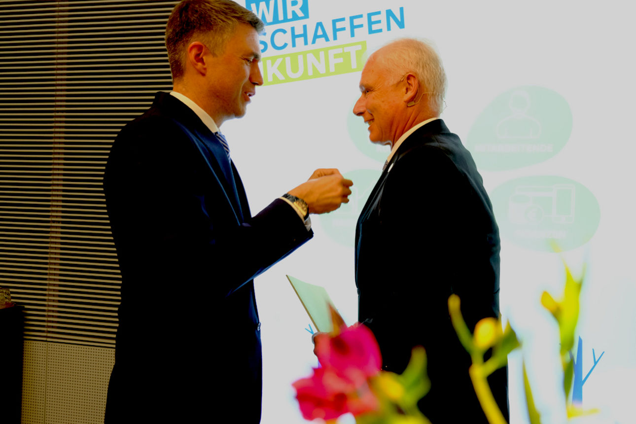 Ehrung einer Person mit Anstecknadel