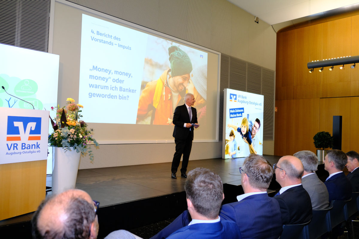 Verterterversammlung 2025 - Dr. Hermann Starnecker spricht vor den Vertreterinnen und Vertretern