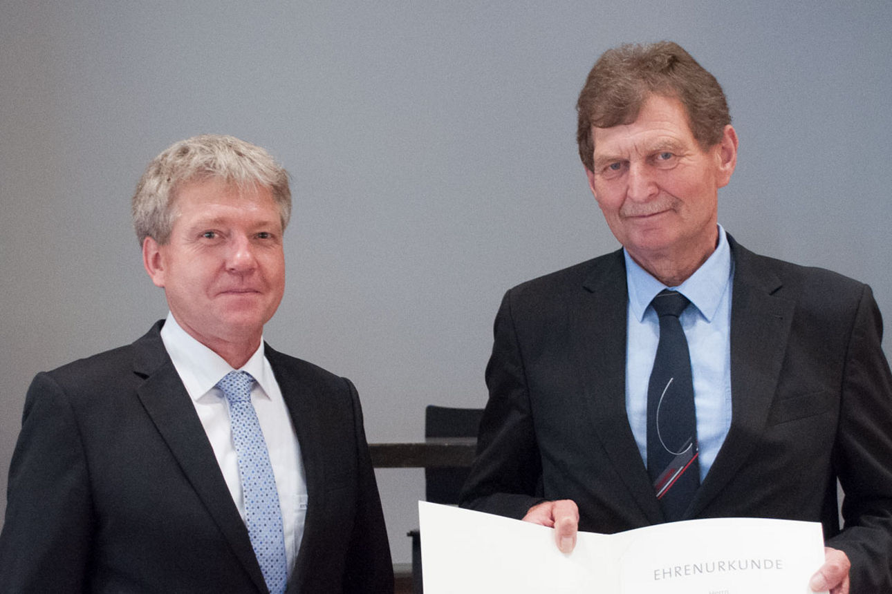 Aufsichtsratsvorsitzender Matthias Stolz und der scheidende Aufsichtsrat Bernhadrd Kind bei der Vertreterversammlung