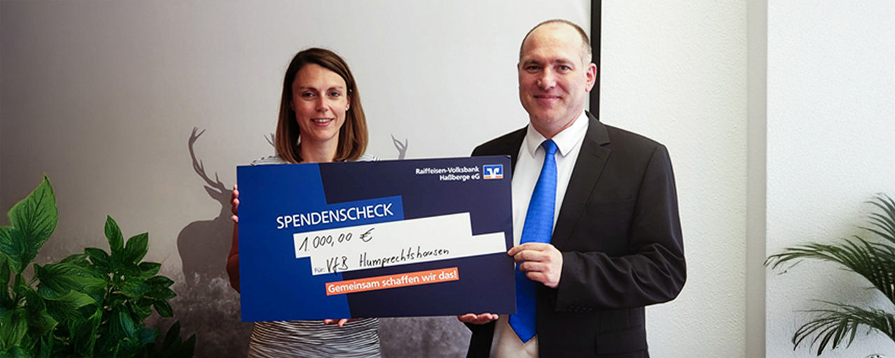 Alexander Rauschert, Kundenberater der Raiffeisen-Volksbank Haßberge eG in Hofheim, übergibt die Spende an den VfB Humprechtshausen
