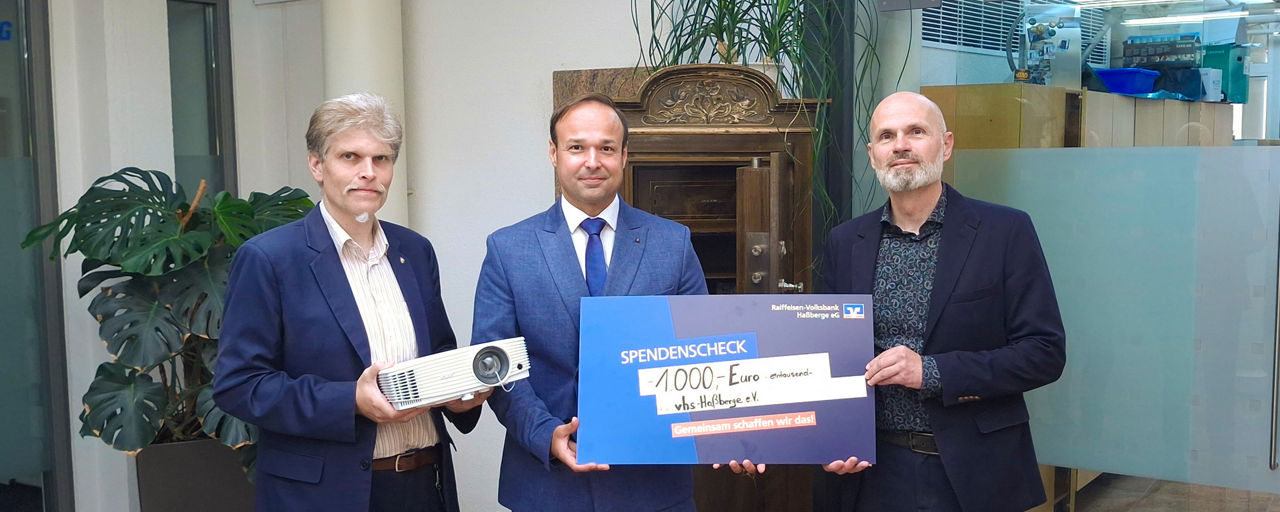 Christian Krines, Vertriebsleiter der Raiffeisen-Volksbank Haßberge eG bei der Spendenübergabe an die VHS Haßberge