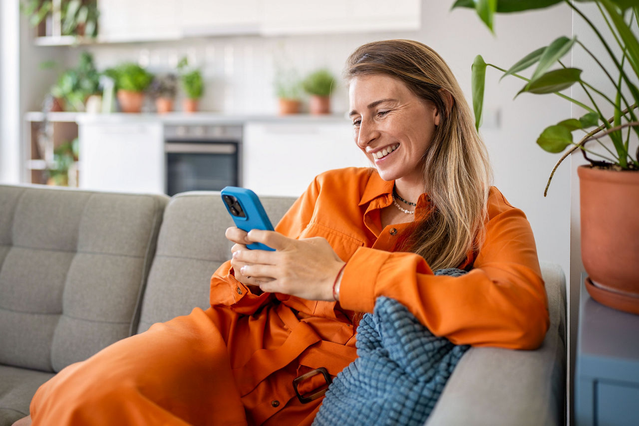 Kundin nutzt die Online-Videoberatung per Smartphone