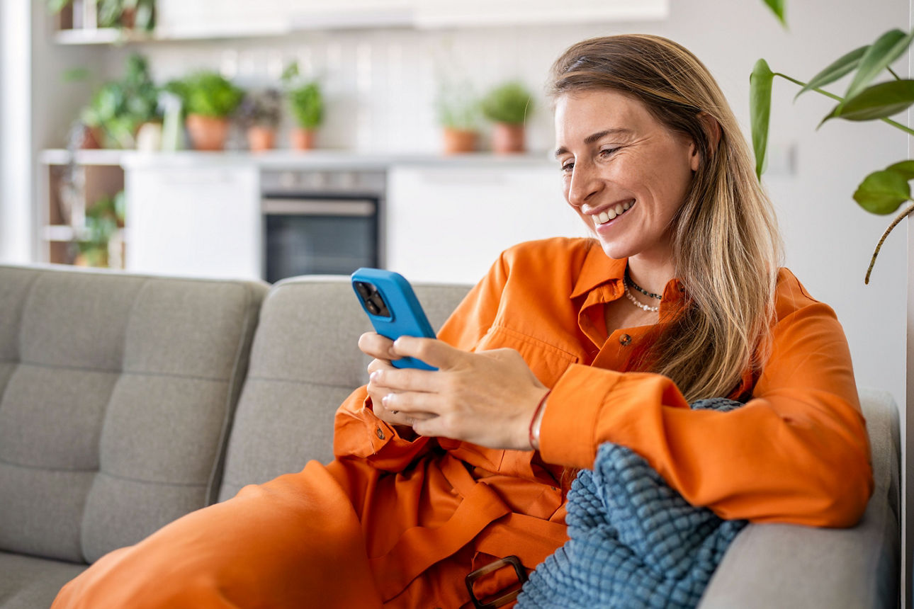 Kundin nutzt die Online-Videoberatung per Smartphone