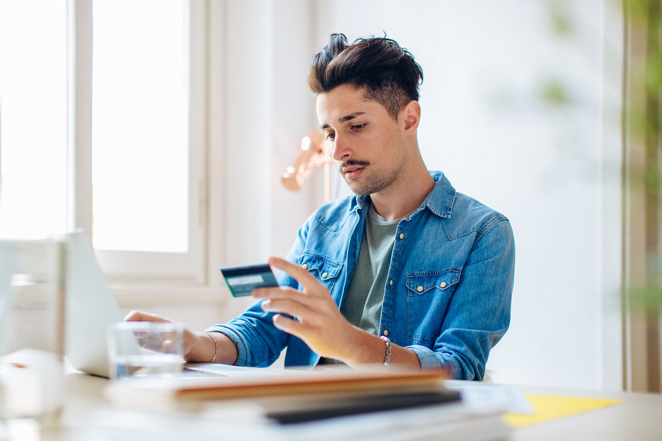 Mann führt eine Video-Legitimation am PC durch