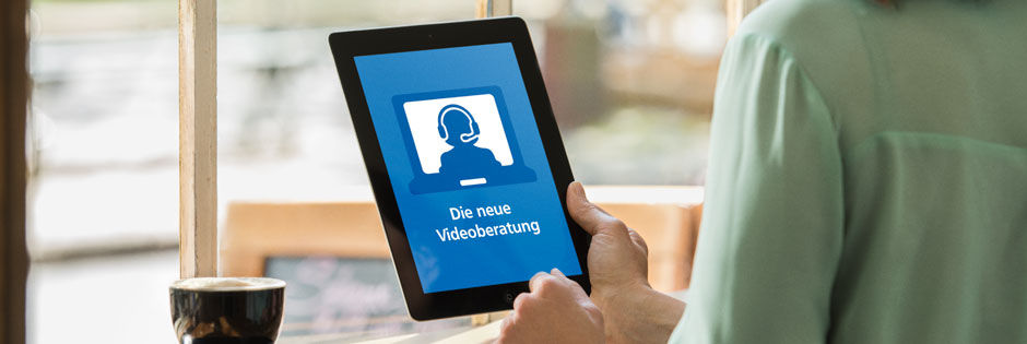 Eine Person hält ein Tablet in ihren Händen.