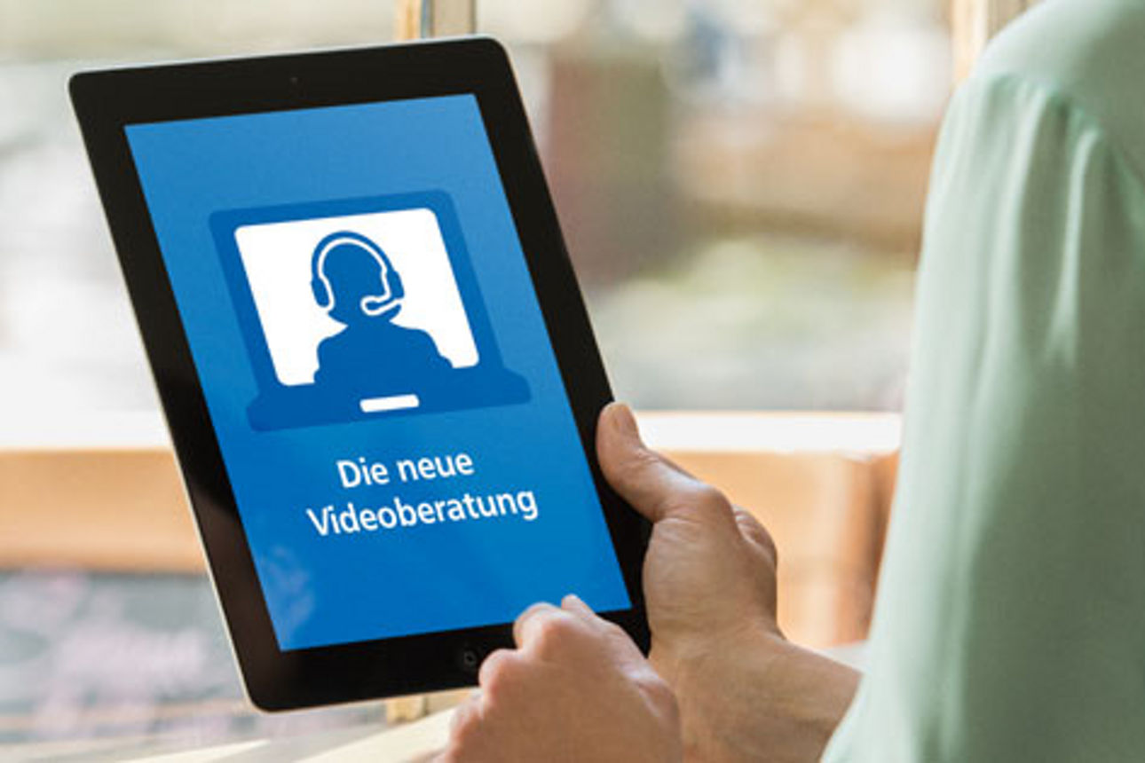 Eine Person hält ein Tablet in ihren Händen.