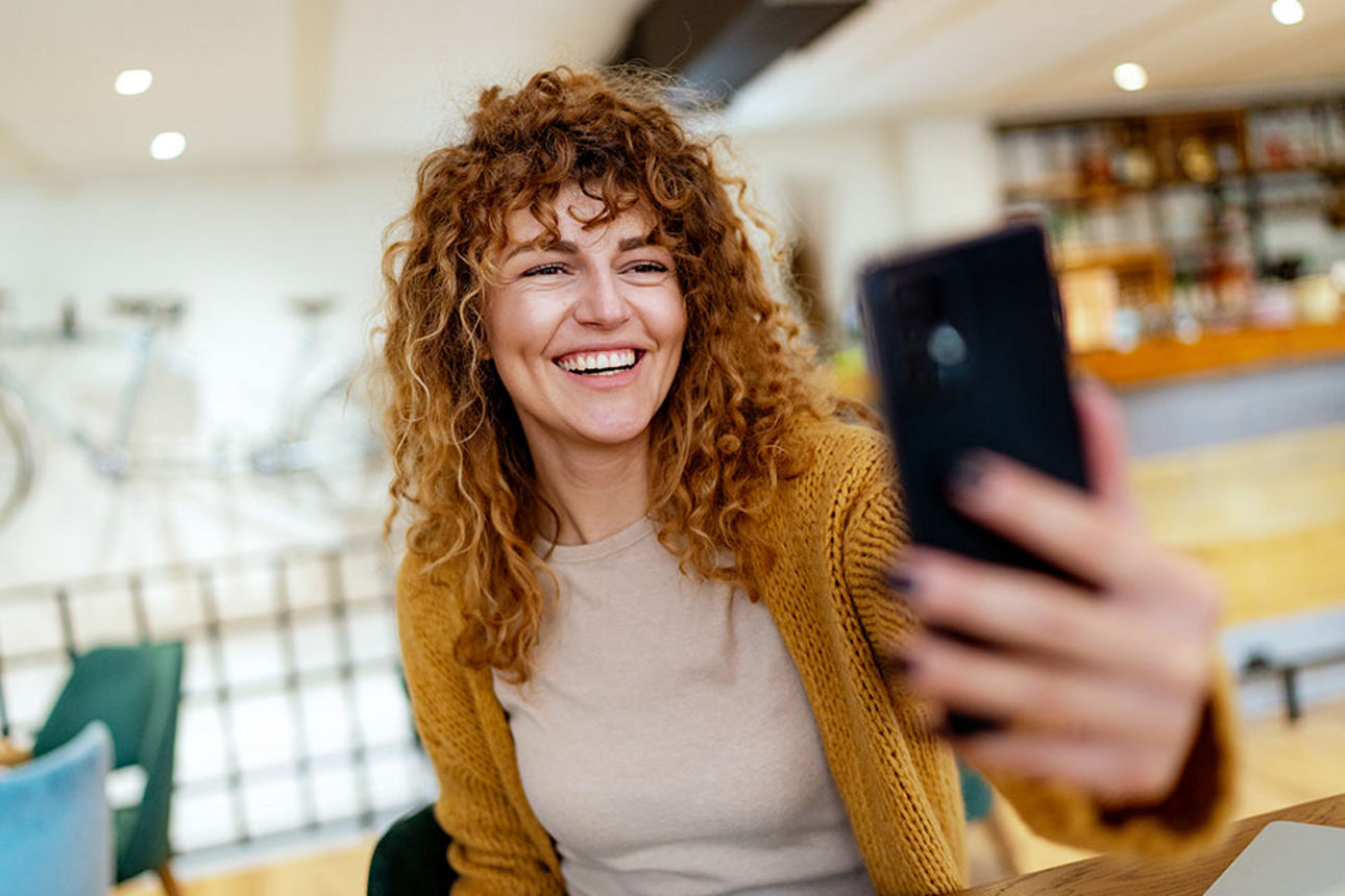Frau mit Smartphone in der Hand