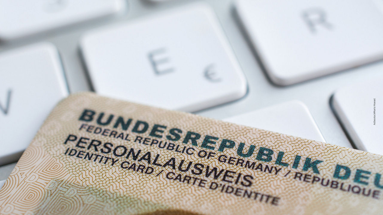 Video-Legitimation ein Teil von einem Personalausweis liegt auf einer Computertastatur