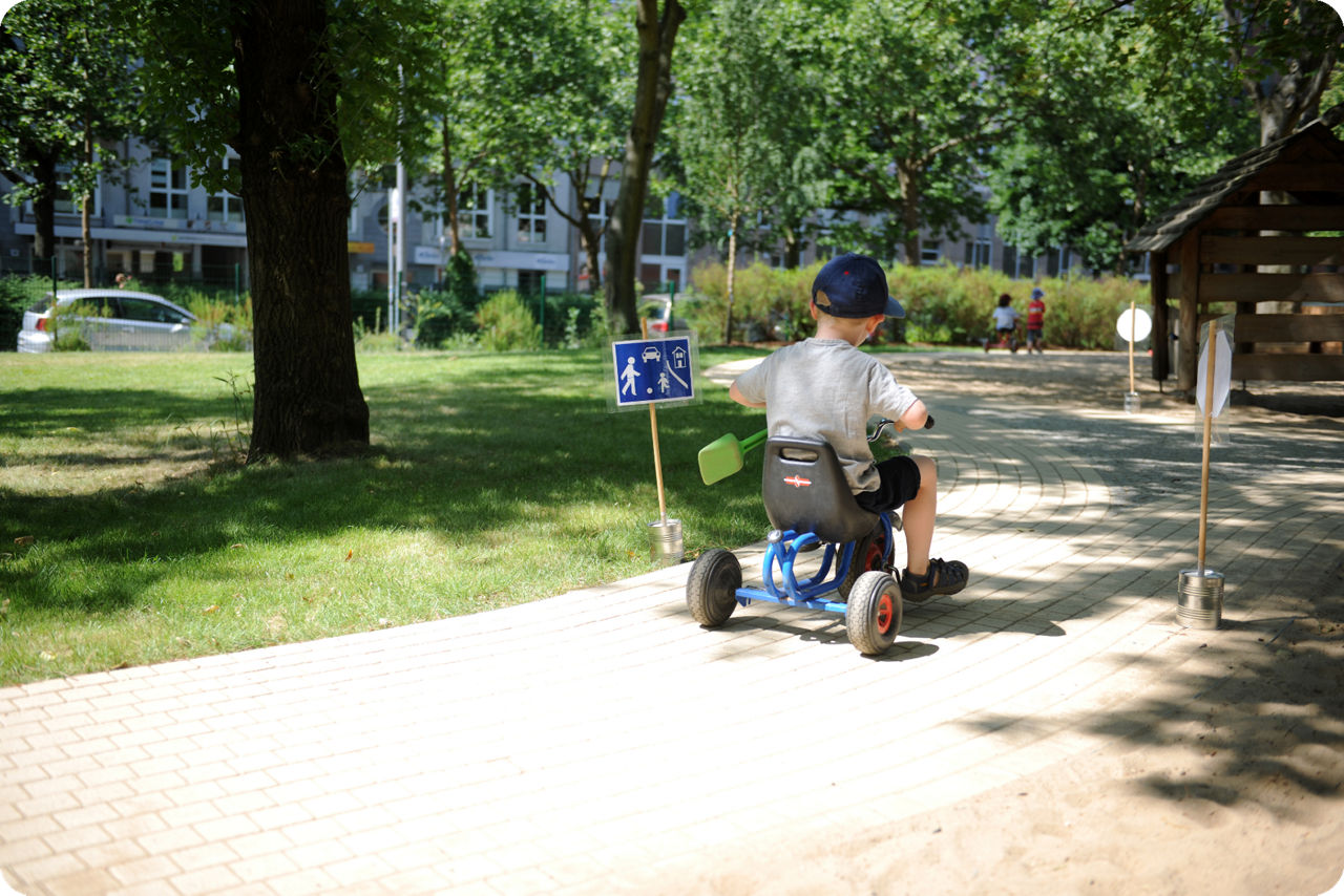 Ein Junge fährt auf einem Dreirad in einem neuen Parkour