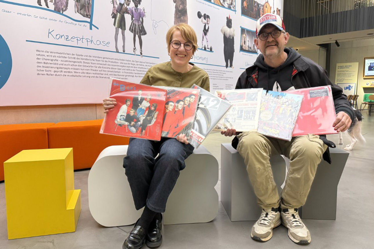 Anja Krüger und Jochen Vahle stellen die Plattenbörse in der Volksbank-Lobby vor..