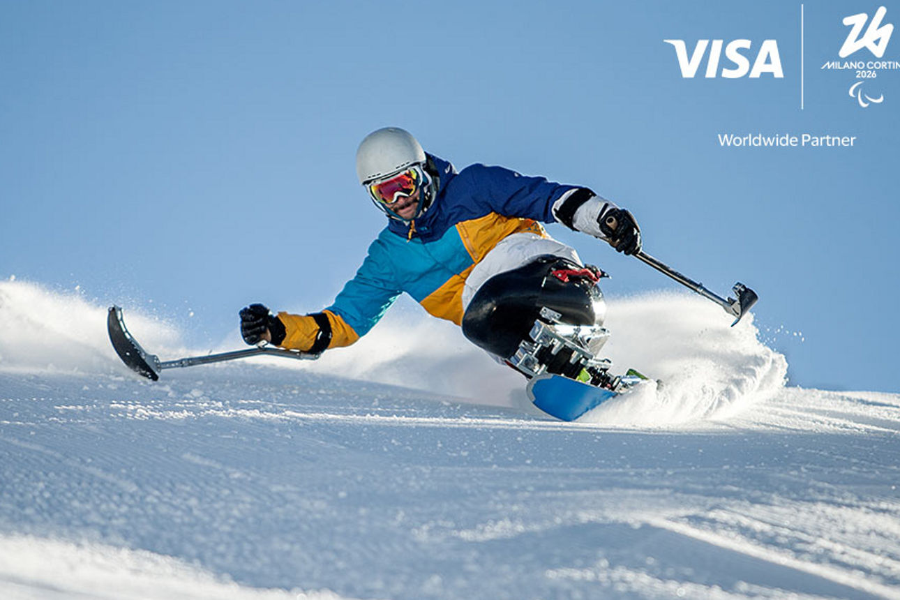 Paralympics Skisportler bei der Abfahrt