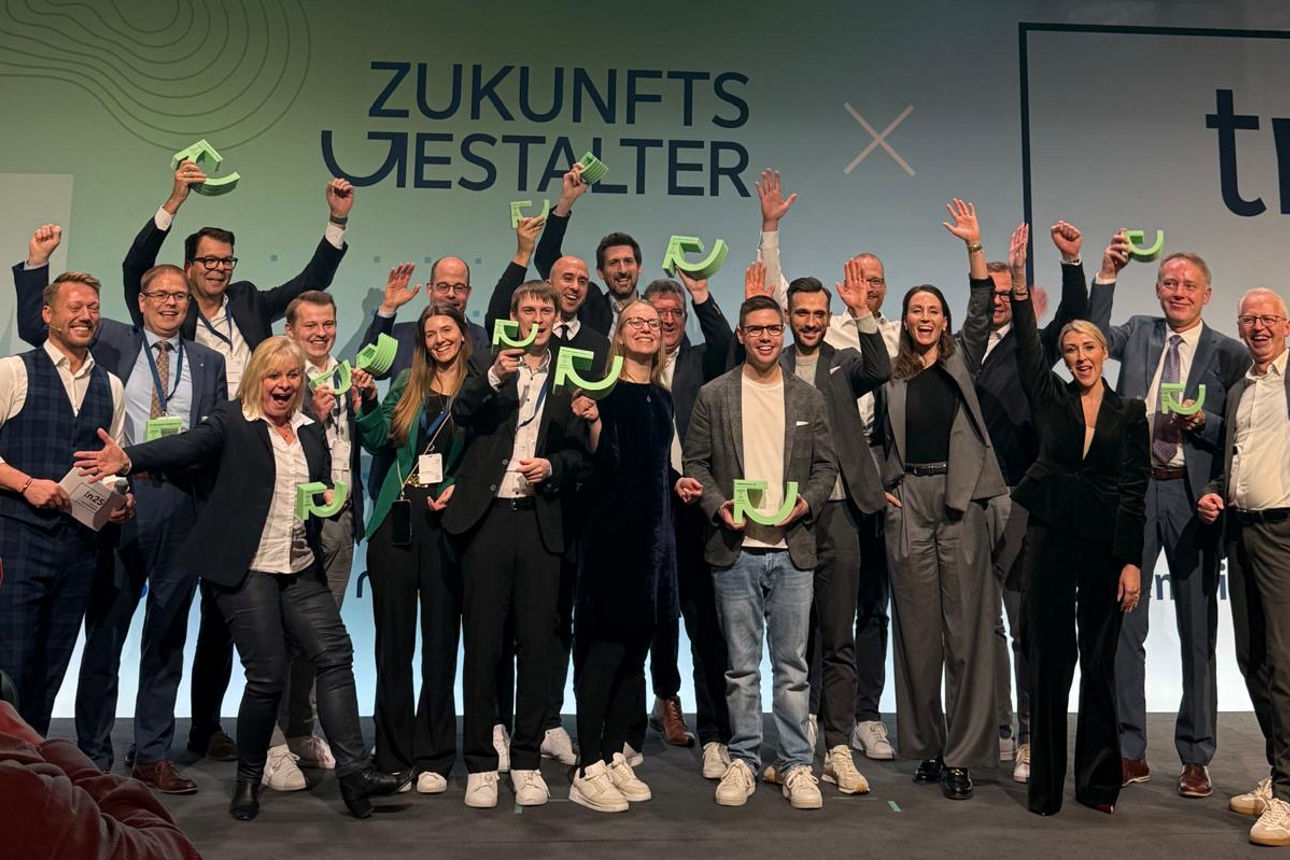 Eine große Gruppe von Menschen. Alle Teilnehmerinnen und Teilnehmer des ZukunftsGestalter Awards 2025.