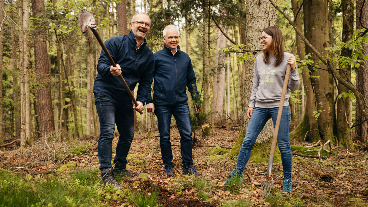 Unser Vorstand aktiv beim Baumsetzlinge pflanzen, gemeinsam mit unserem Kooperationspartner Mein Schwarzwaldbaum.