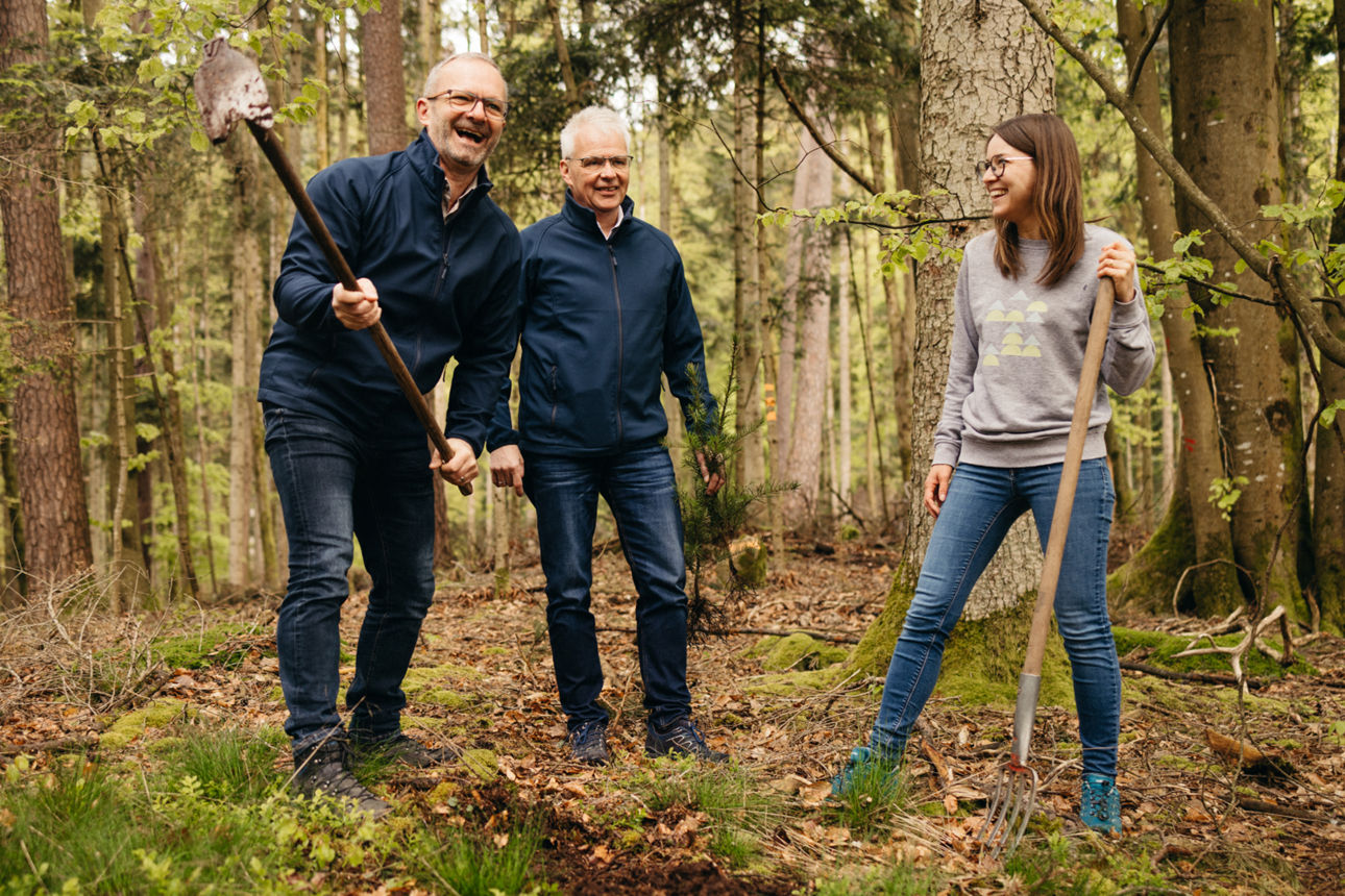 Unser Vorstand aktiv beim Baumsetzlinge pflanzen, gemeinsam mit unserem Kooperationspartner Mein Schwarzwaldbaum.