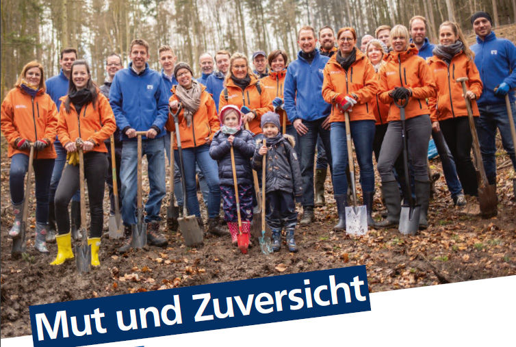 Gruppe von Personen plfanzen Bäume