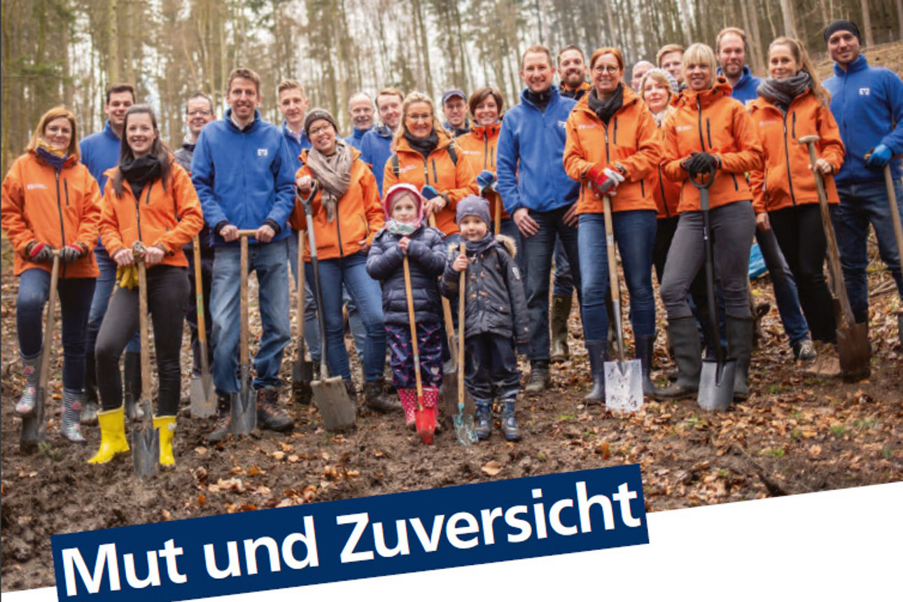 Gruppe von Personen plfanzen Bäume