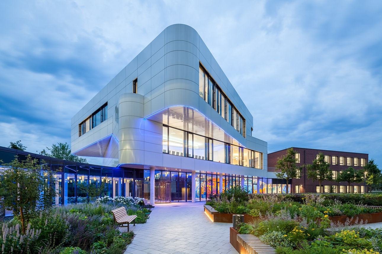 Fotografie des Gebäudes der Volksbank Mittelhessen im Schiffenberger Weg