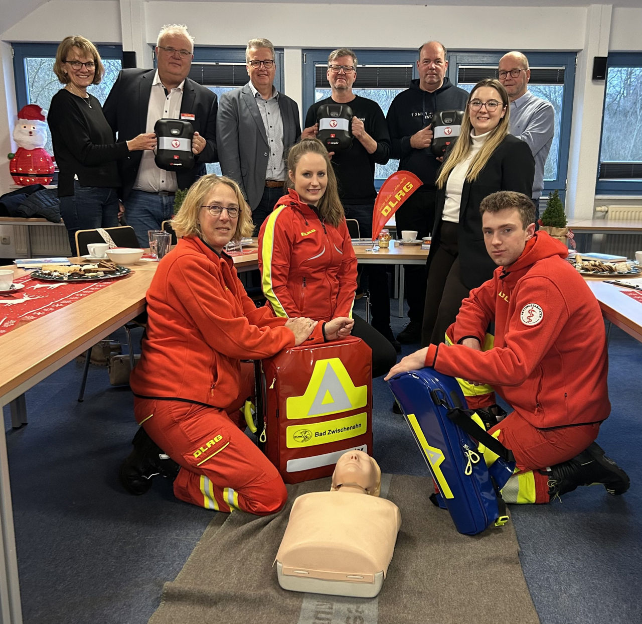 Volksbank übergibt drei Defibrillatoren an DLRG Bad Zwischenahn