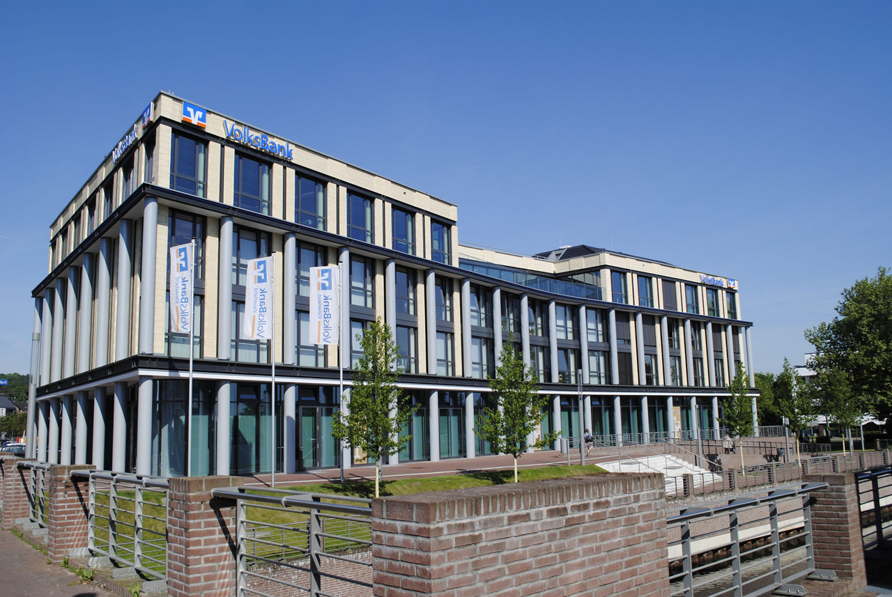Aussenansicht Kundenzentrum Volksbank Kleverland - Blick vom Sproykanal