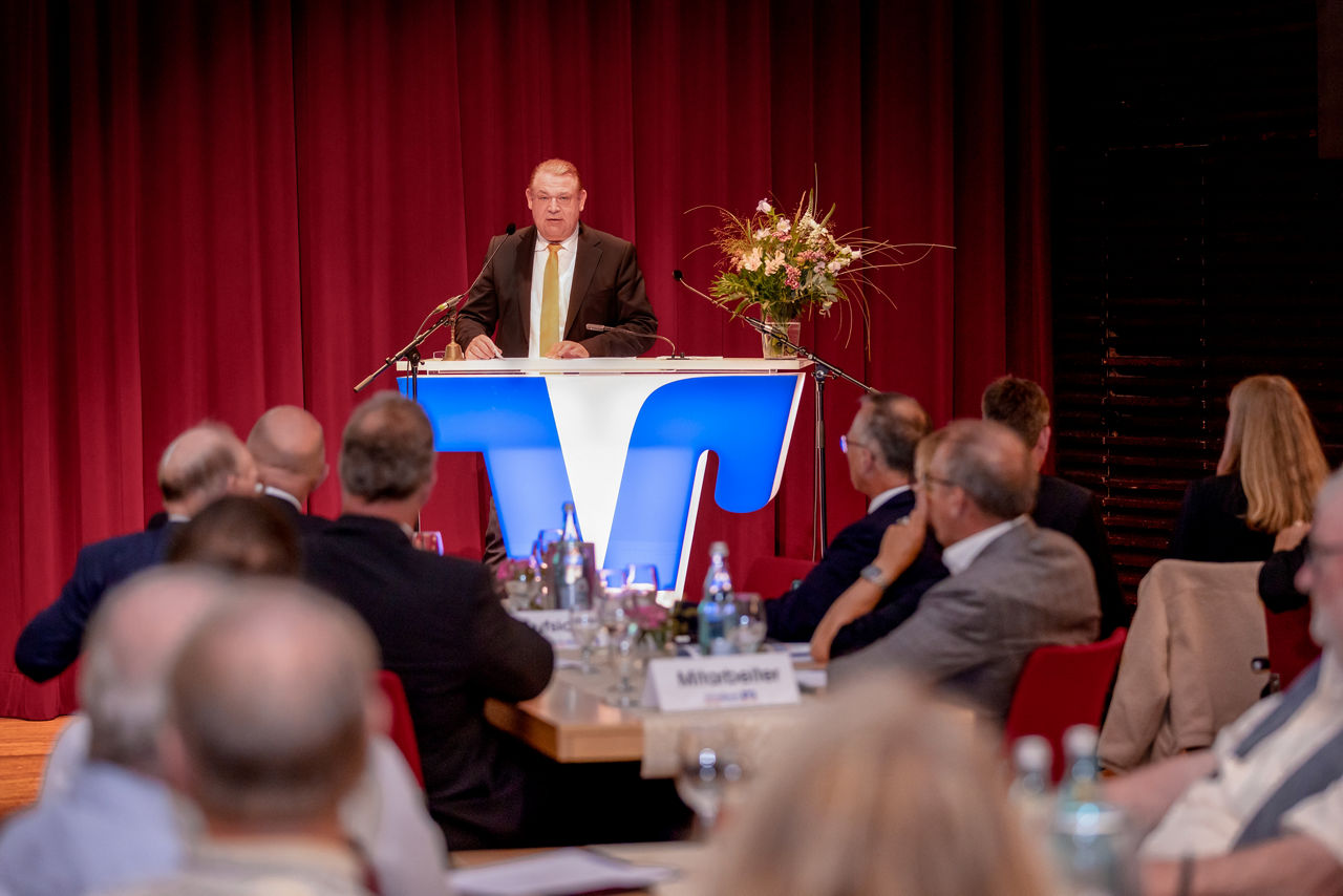 Vorstand Frank Ruffing spricht auf Podudium zum Publikum bei Vertreterversammlung 2025