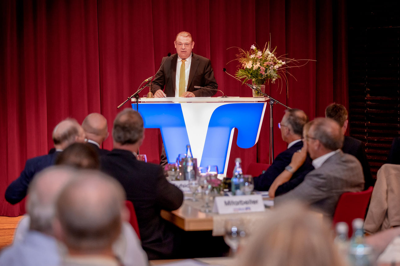 Vorstand Frank Ruffing spricht auf Podudium zum Publikum bei Vertreterversammlung 2025