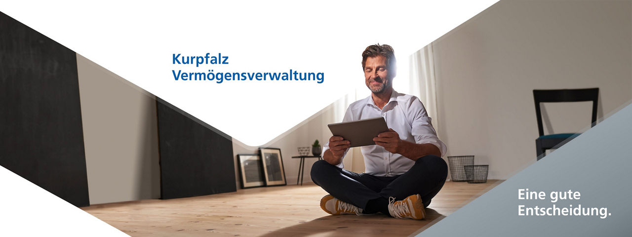 Lächelnde Frau, die eine Hand an Ihrer Armbanduhr hat