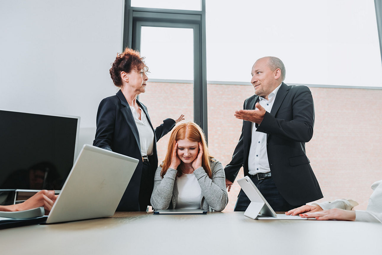 Gruppe an Menschen arbeitet verzweifelt