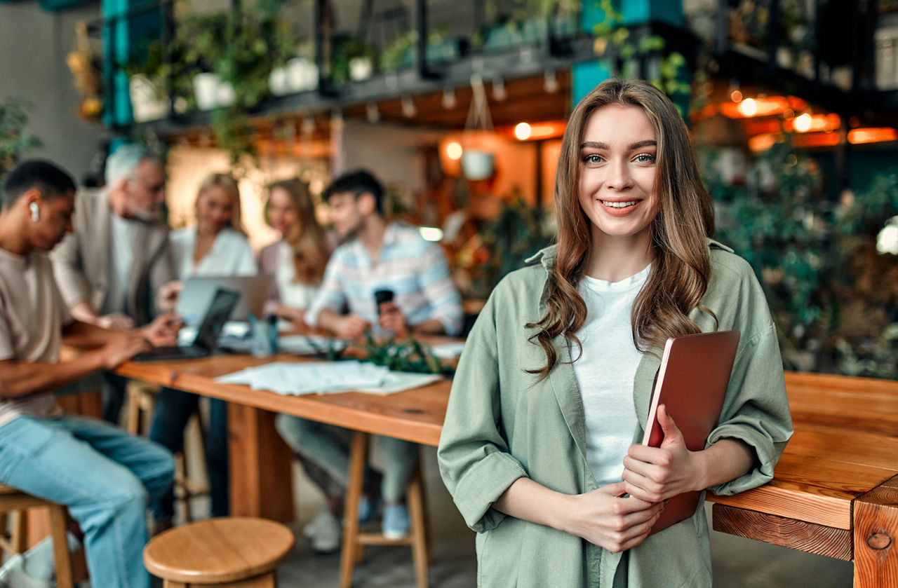 Junges Mädchen beim Berufsstart in einem coworking space