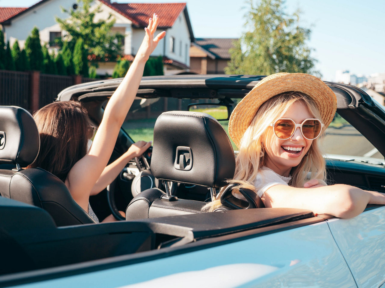 Zwei junge Frauen fahren in einem Cabrio