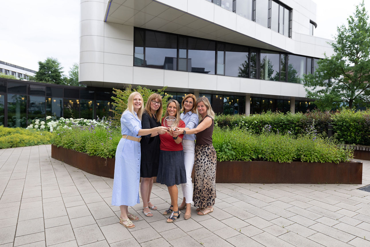 Fünf Frauen halten den Best Practice Award in der Hand