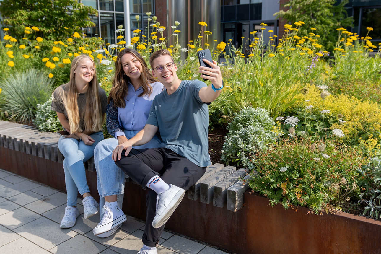 Drei Jugendliche machen ein Selfi von sich